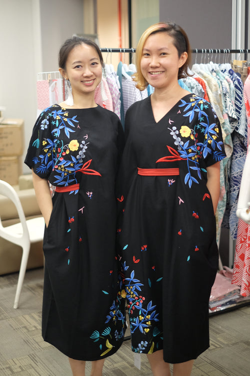 BLACK 花 HANA Embroidery Midi Kimono Dress