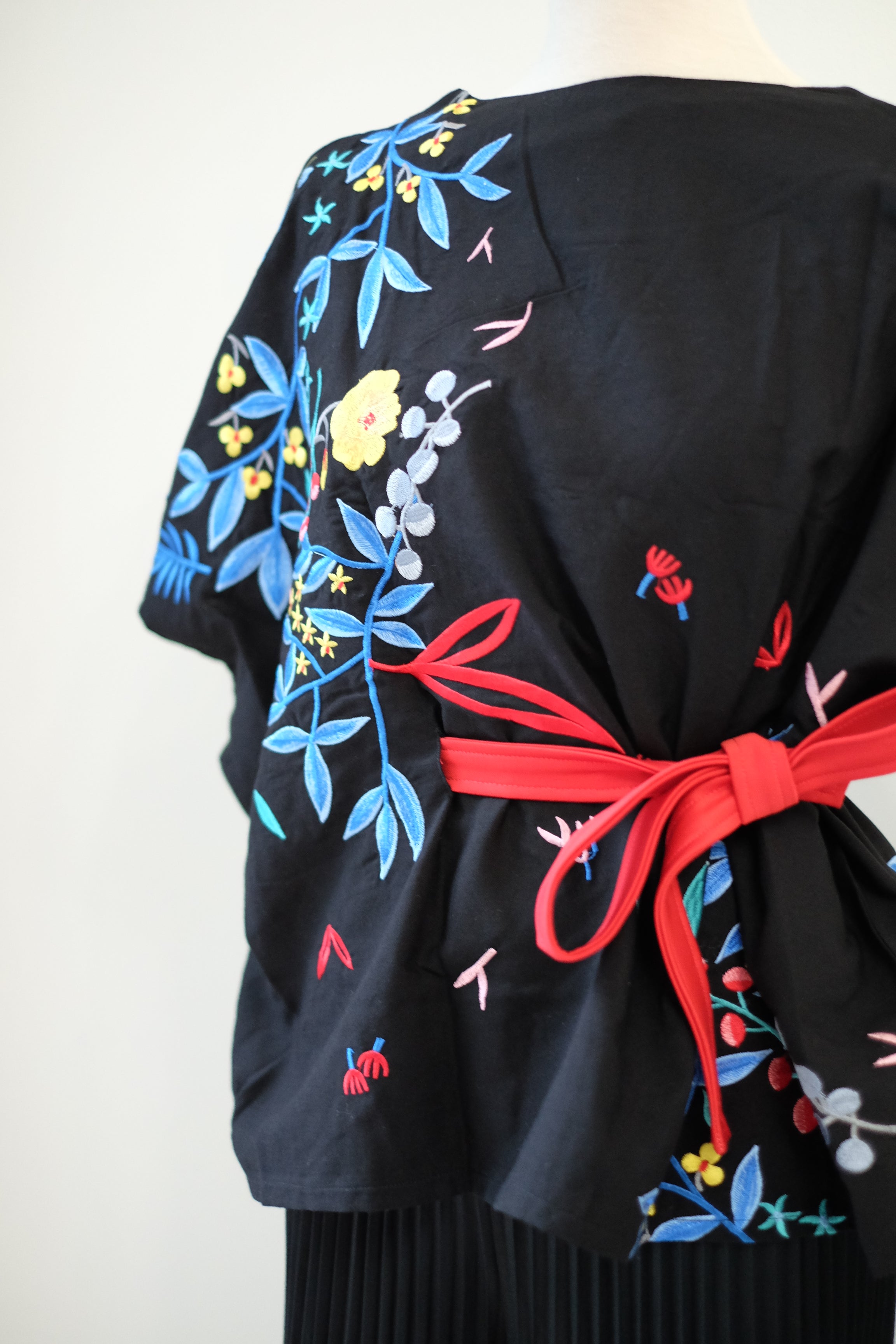 BLACK 花 HANA Embroidery Multiway Top